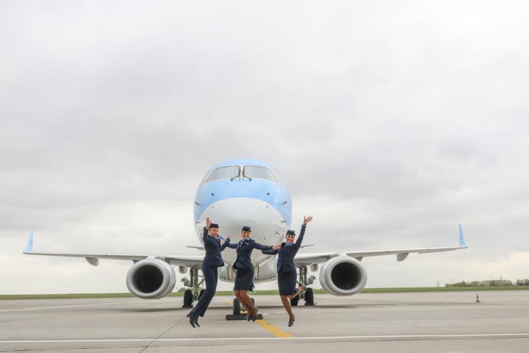 springende cabin crew voor vliegtuig